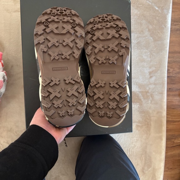 Burberry Sneakers - Picture 3 of 7